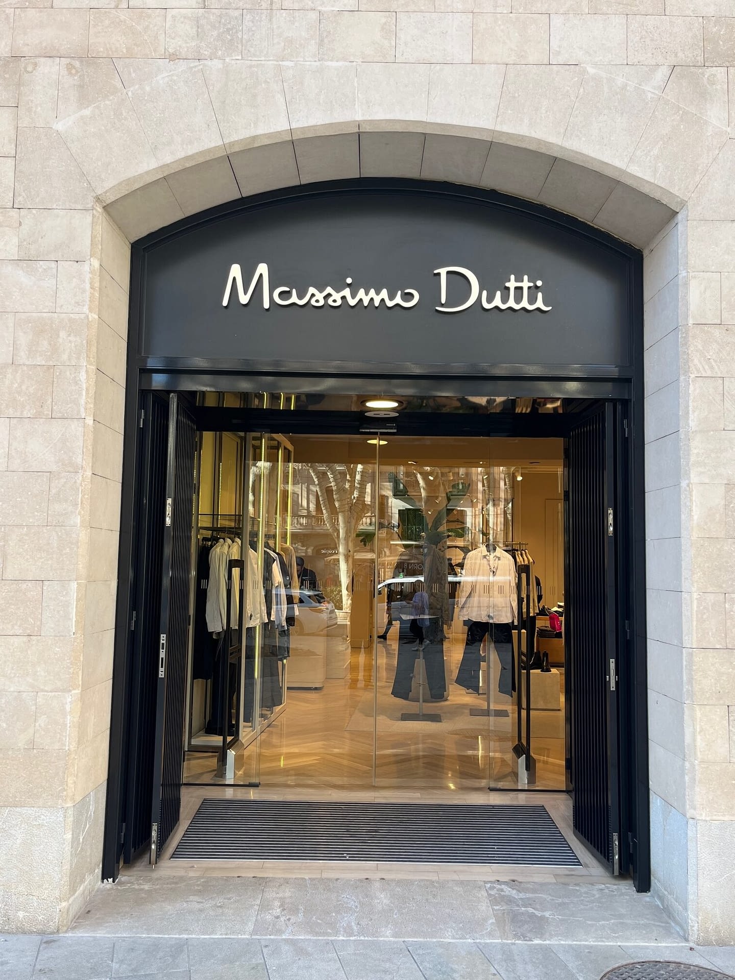 Massimo Dutti shop front